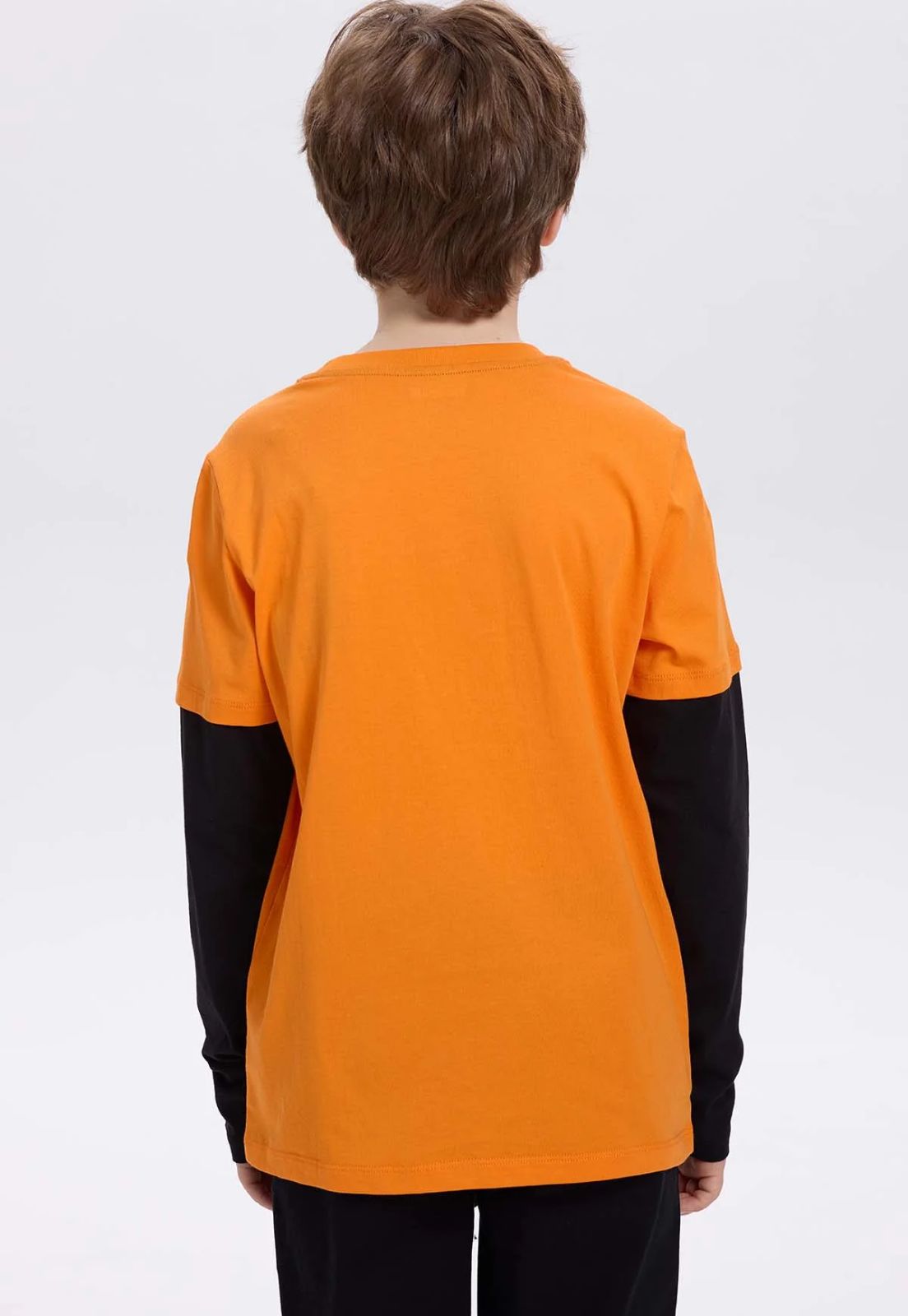 Polera naranja de Dragon Ball con ilustración de Goku en pose dinámica, fondo negro con caracteres kanji, perfecta para fans de la saga.