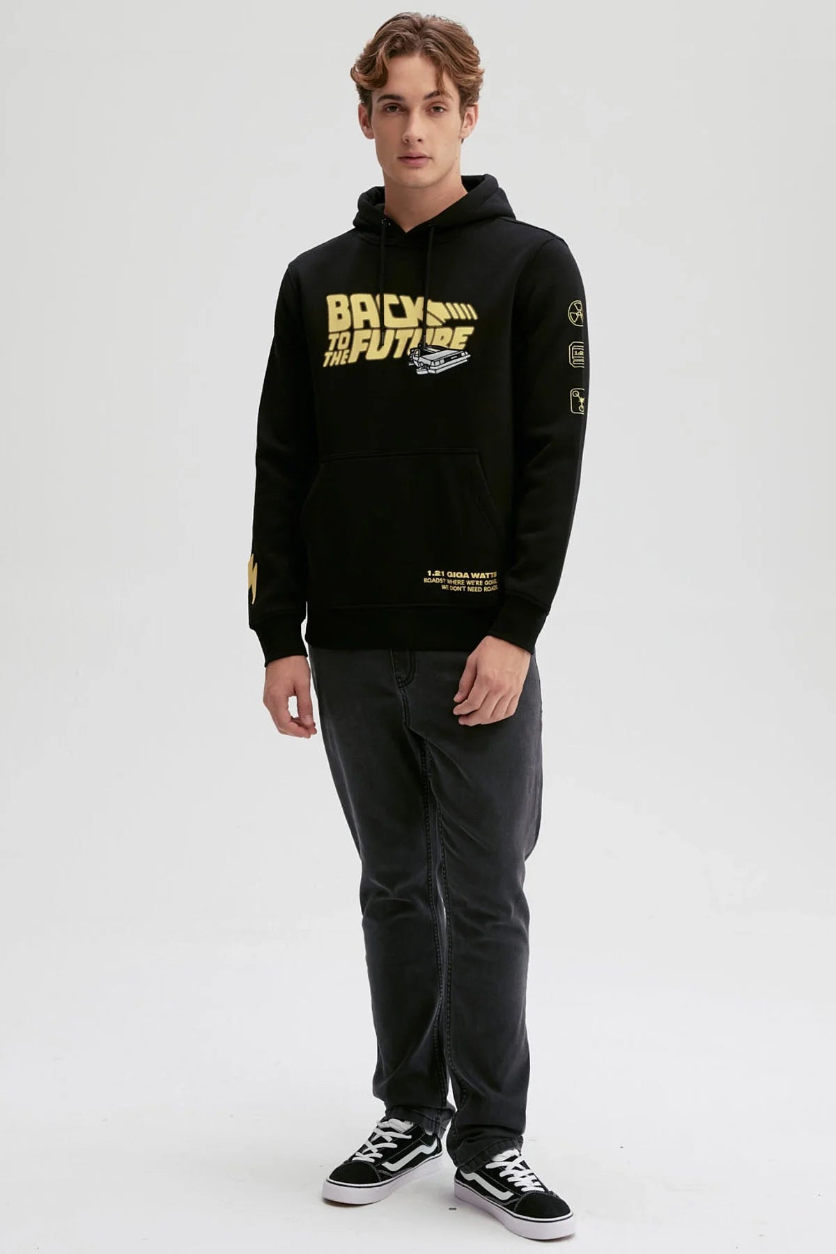 Polerón negro de algodón con estampado amarillo de 'Back to the Future', incluye el DeLorean y frases icónicas, ideal para fans de la saga.
