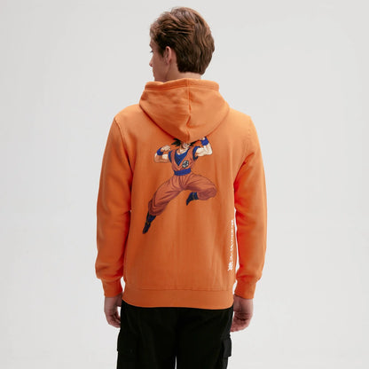 Polerón naranjo de Dragon Ball con capucha, presenta el icónico símbolo de Goku en el pecho, ideal para fans del universo Shonen.
