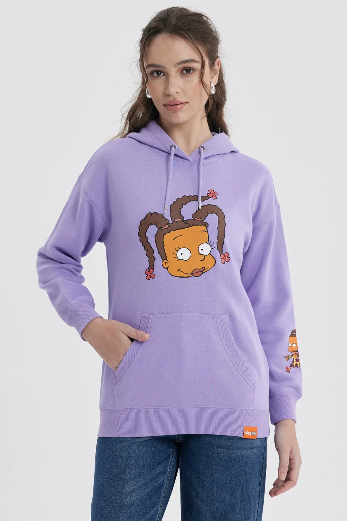 Polerón morado con ilustración de Susie Carmichael de Rugrats en el centro y un diseño pequeño en la manga, perfecto para fans de Nickelodeon.