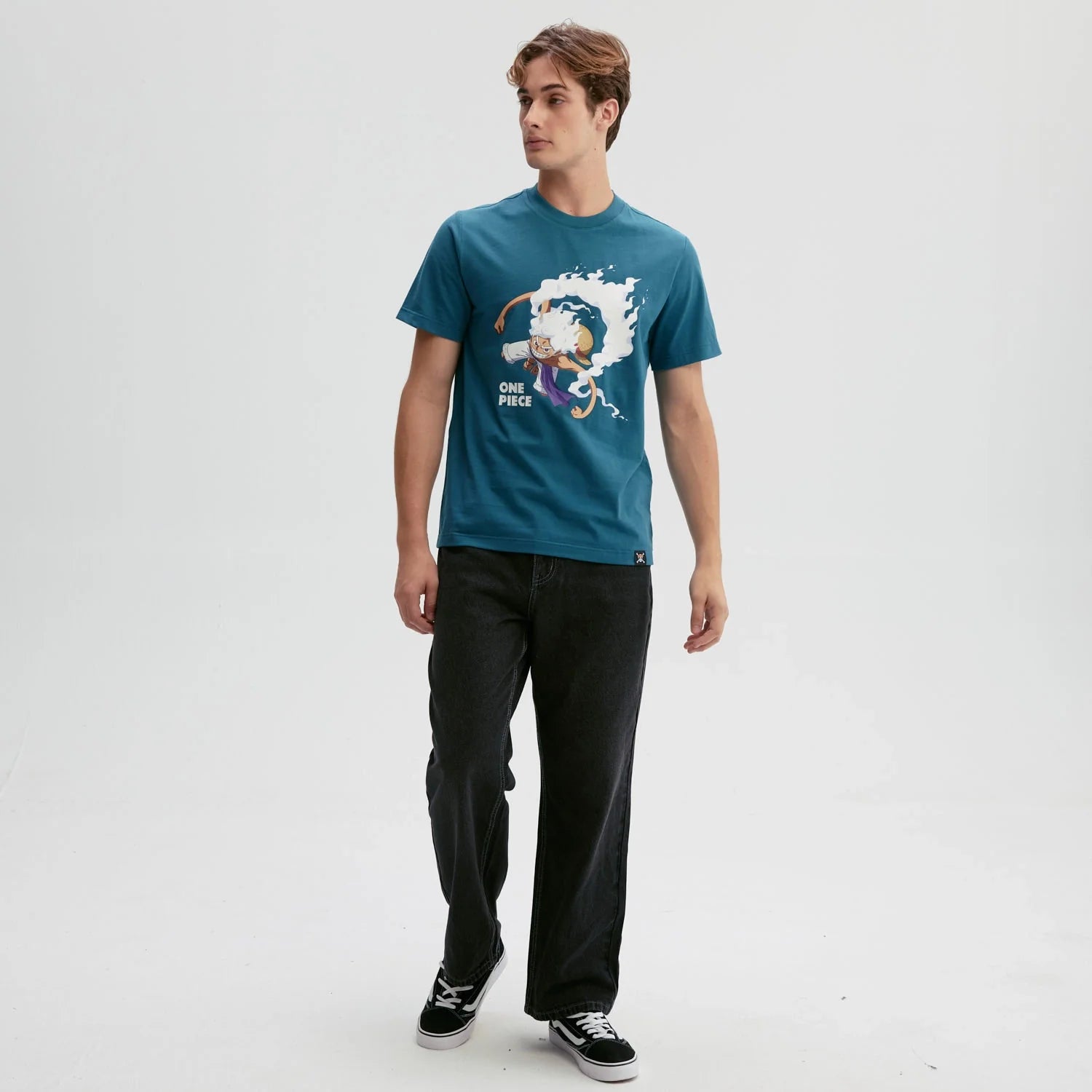 Polera de algodón color petróleo con ilustración vibrante de Monkey D. Luffy en su Gear 5, mostrando su energía y determinación en el universo de One Piece.