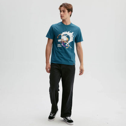 Polera de algodón color petróleo con ilustración vibrante de Monkey D. Luffy en su Gear 5, mostrando su energía y determinación en el universo de One Piece.