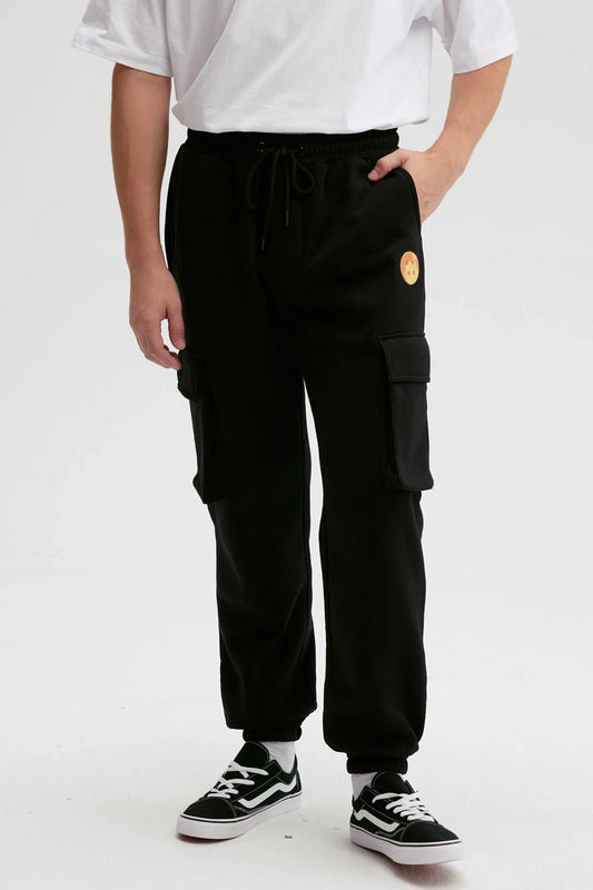 Pantalón negro de algodón con diseño minimalista, presenta un emblema de la esfera del dragón en la pierna, ideal para fans de Dragon Ball.