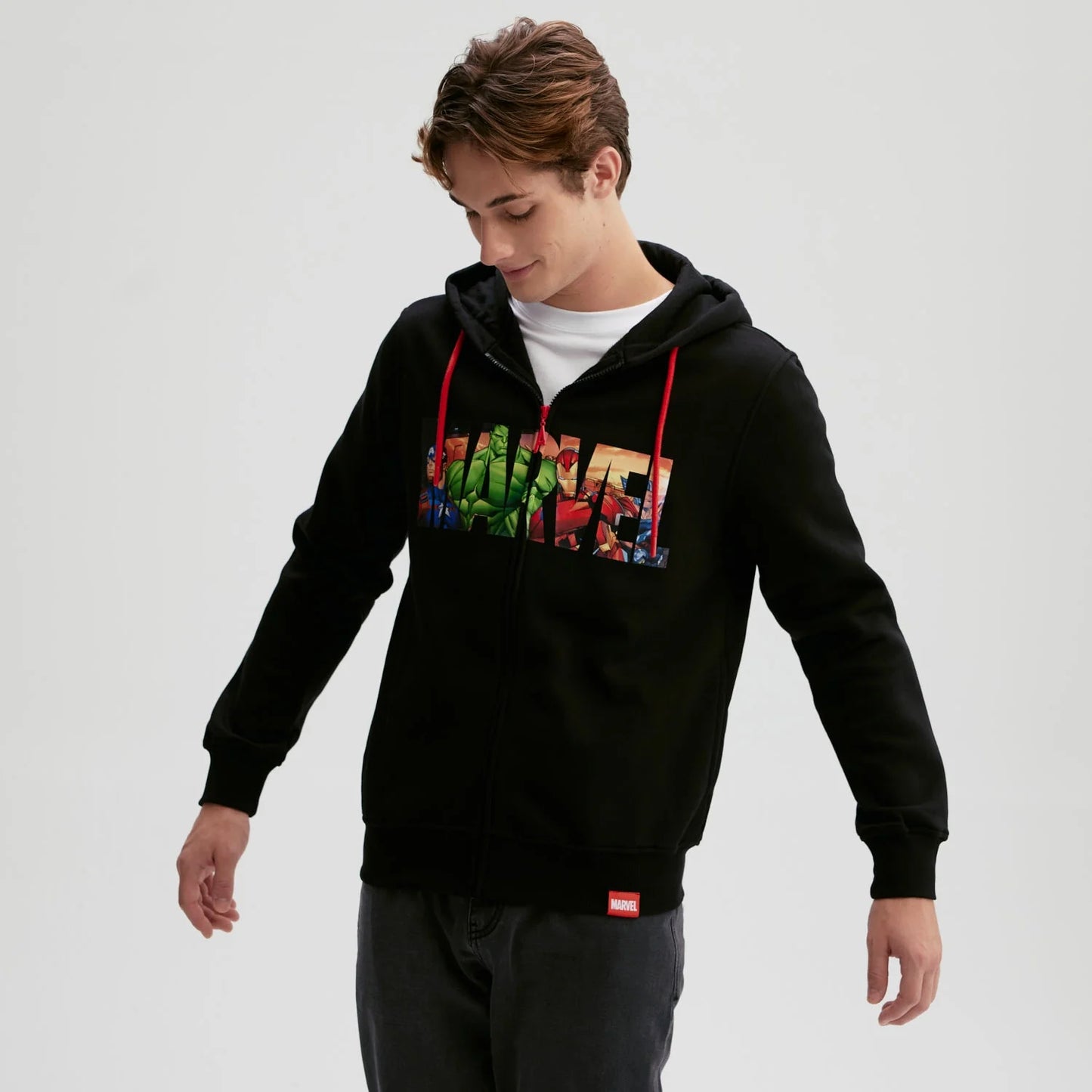 Polerón negro con logo de Marvel en colores vibrantes, presenta a icónicos héroes como Hulk y Iron Man, ideal para fans de cómics y películas.