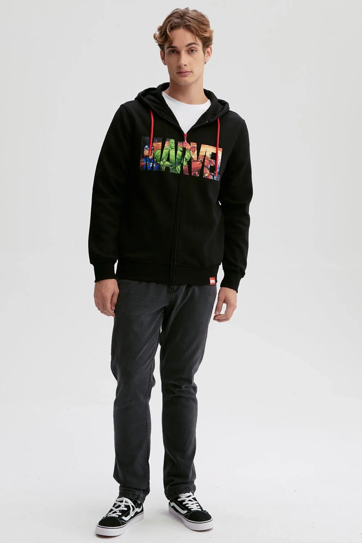 Polerón negro con logo de Marvel en colores vibrantes, presenta a icónicos héroes como Hulk y Iron Man, ideal para fans de cómics y películas.