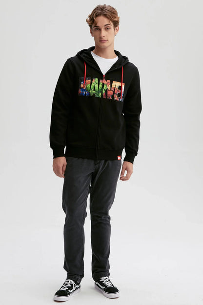 Polerón negro con logo de Marvel en colores vibrantes, presenta a icónicos héroes como Hulk y Iron Man, ideal para fans de cómics y películas.