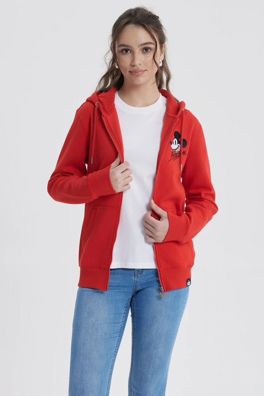 Polerón rojo con capucha de Mickey Mouse, presenta un diseño minimalista del icónico personaje en el pecho, ideal para fans de Disney.