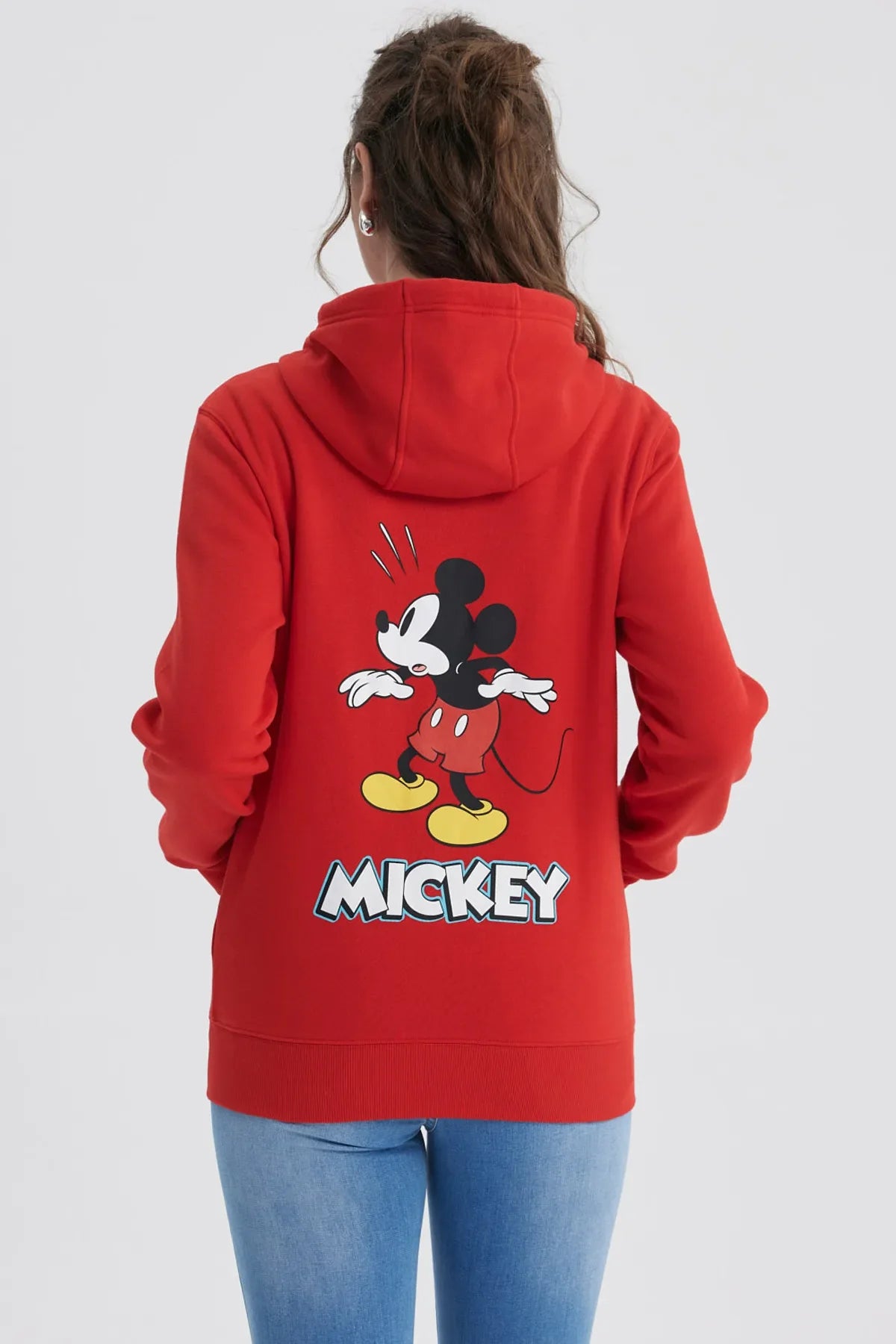Polerón rojo con capucha de Mickey Mouse, presenta un diseño minimalista del icónico personaje en el pecho, ideal para fans de Disney.