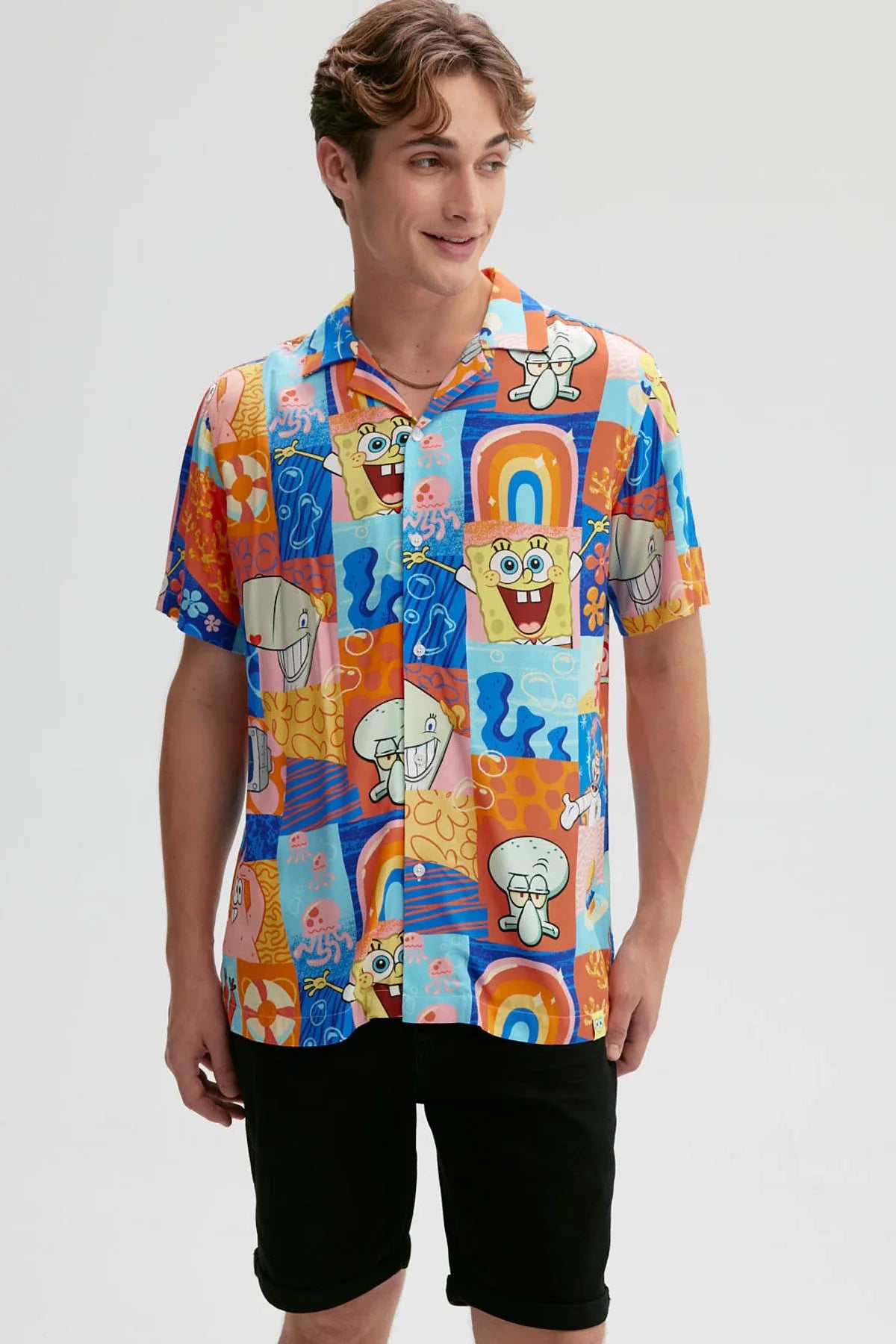 Camisa de verano naranja con estampado colorido de Bob Esponja y sus amigos, incluye ilustraciones vibrantes y elementos icónicos del fondo de Bikini.