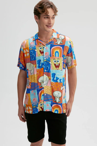 Camisa de verano naranja con estampado colorido de Bob Esponja y sus amigos, incluye ilustraciones vibrantes y elementos icónicos del fondo de Bikini.