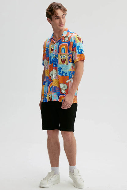 Camisa de verano naranja con estampado colorido de Bob Esponja y sus amigos, incluye ilustraciones vibrantes y elementos icónicos del fondo de Bikini.