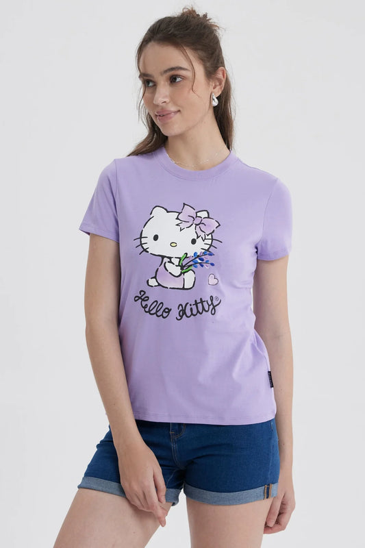 Polera lila de algodón con ilustración de Hello Kitty sosteniendo flores, diseño minimalista en el centro y texto 'Hello Kitty' en negro.