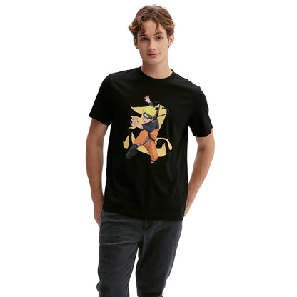Polera negra de Naruto Shippuden con un diseño vibrante de Naruto en acción, mostrando su característico cabello rubio y vestimenta naranja, en un fondo dinámico.