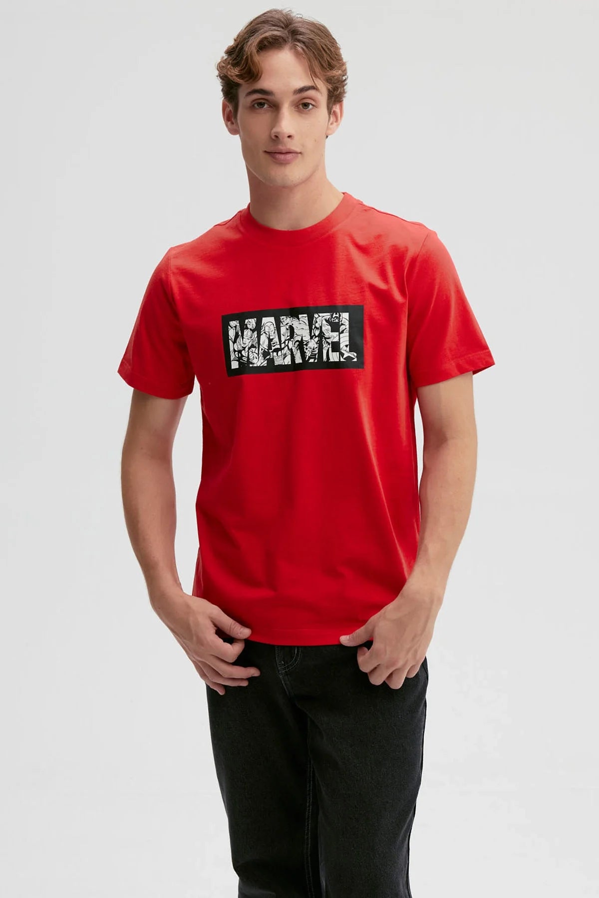 Polera roja de algodón con el logo de Marvel en negro, presentando un diseño icónico que destaca personajes emblemáticos de la saga en un estilo dinámico.