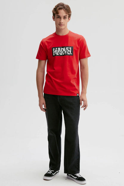 Polera roja de algodón con el logo de Marvel en negro, presentando un diseño icónico que destaca personajes emblemáticos de la saga en un estilo dinámico.