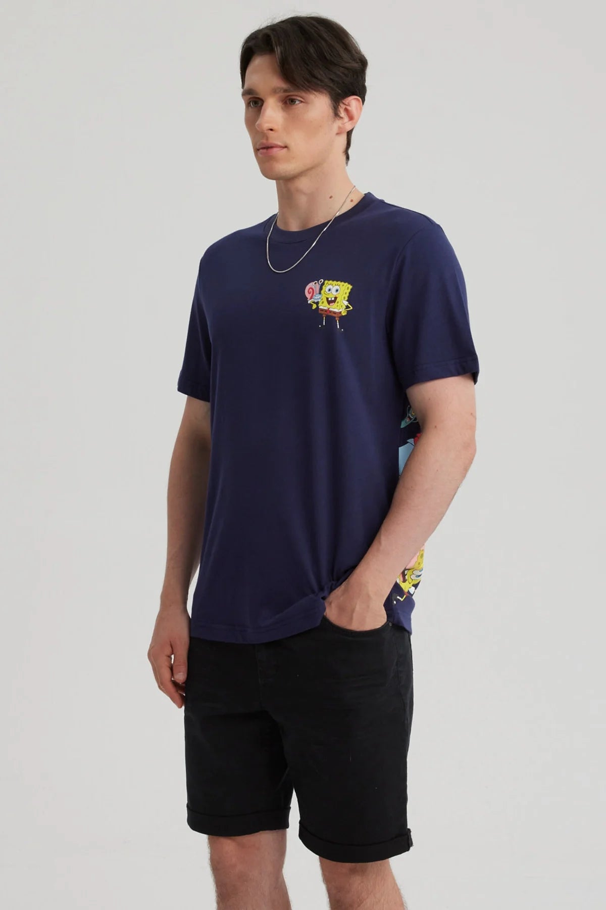 Polera azul marino de algodón con un diseño frontal de Bob Esponja sosteniendo un helado, evocando la diversión del universo de Nickelodeon.