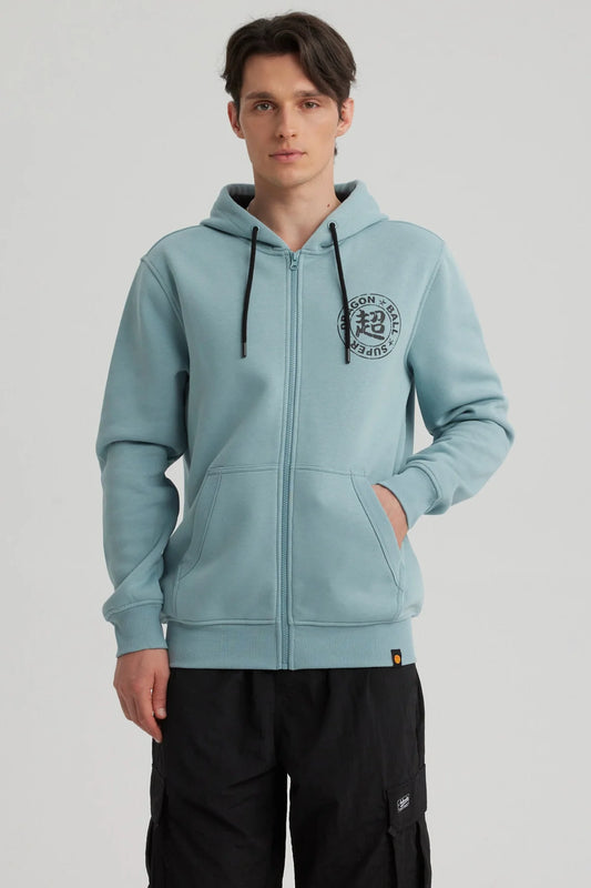 Polerón azul claro de Dragon Ball con capucha, presenta un logo negro en el pecho, ideal para fans de Vegetto en un look casual y cómodo.