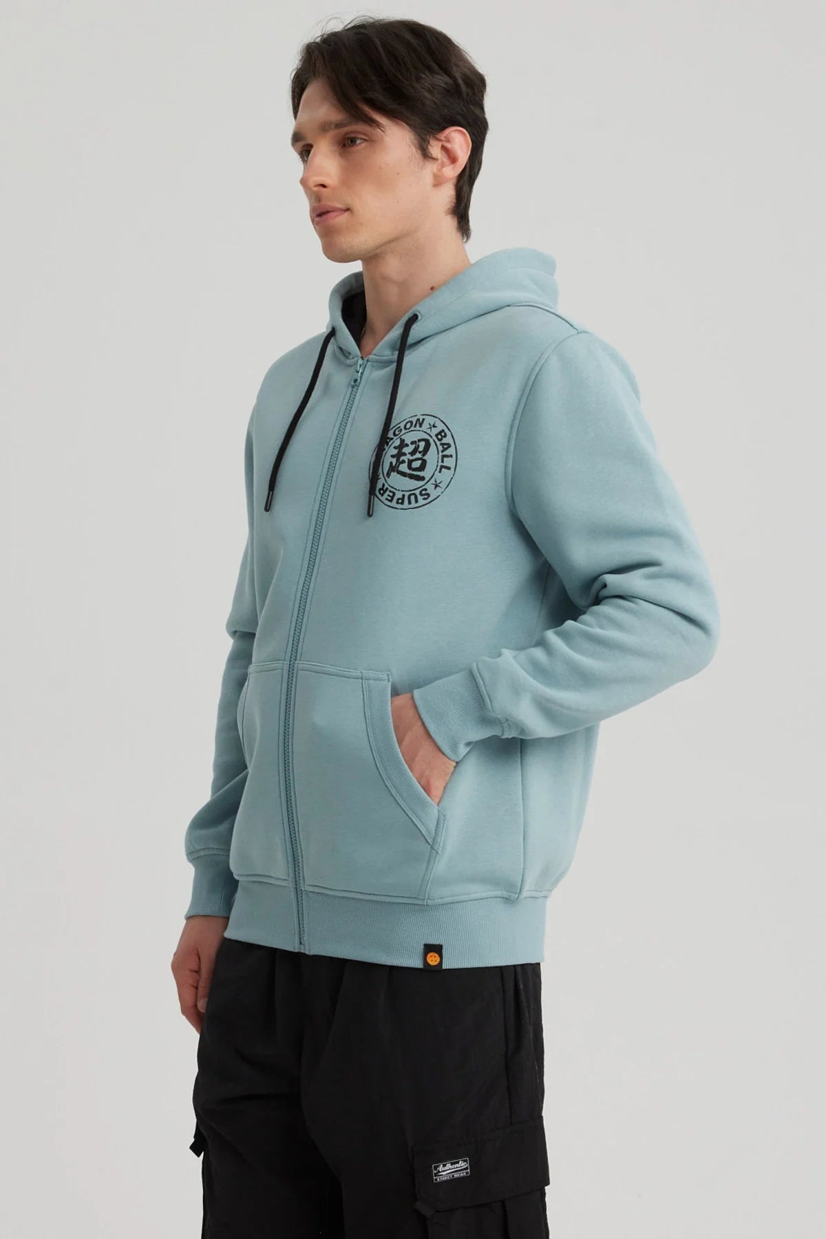 Polerón azul claro de Dragon Ball con capucha, presenta un logo negro en el pecho, ideal para fans de Vegetto en un look casual y cómodo.