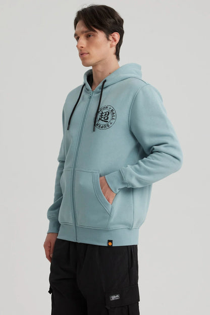 Polerón azul claro de Dragon Ball con capucha, presenta un logo negro en el pecho, ideal para fans de Vegetto en un look casual y cómodo.
