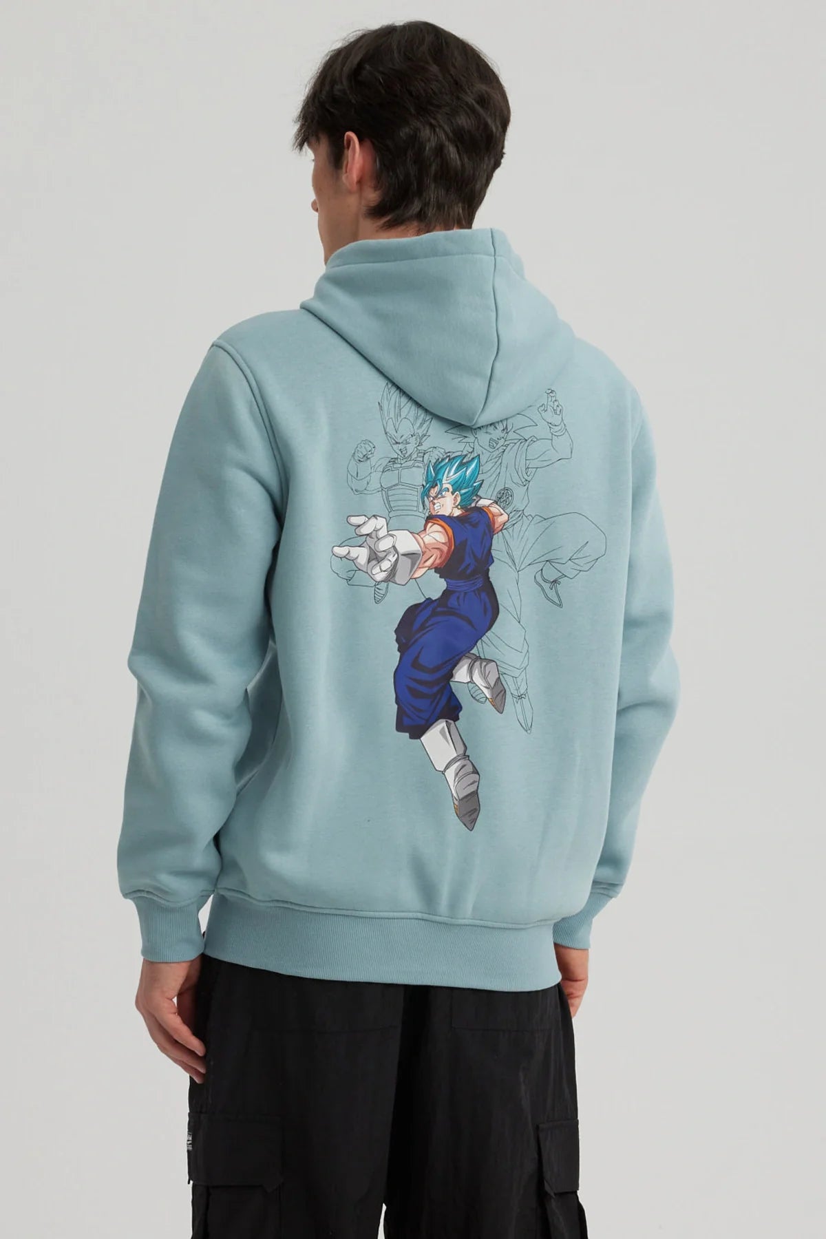 Polerón azul claro de Dragon Ball con capucha, presenta un logo negro en el pecho, ideal para fans de Vegetto en un look casual y cómodo.