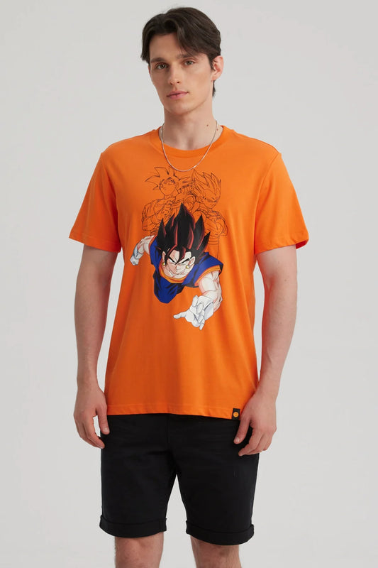 Polera naranjo de Dragon Ball con ilustración de Goku en acción, destacando su icónico cabello negro y traje azul, ideal para fans de la saga.
