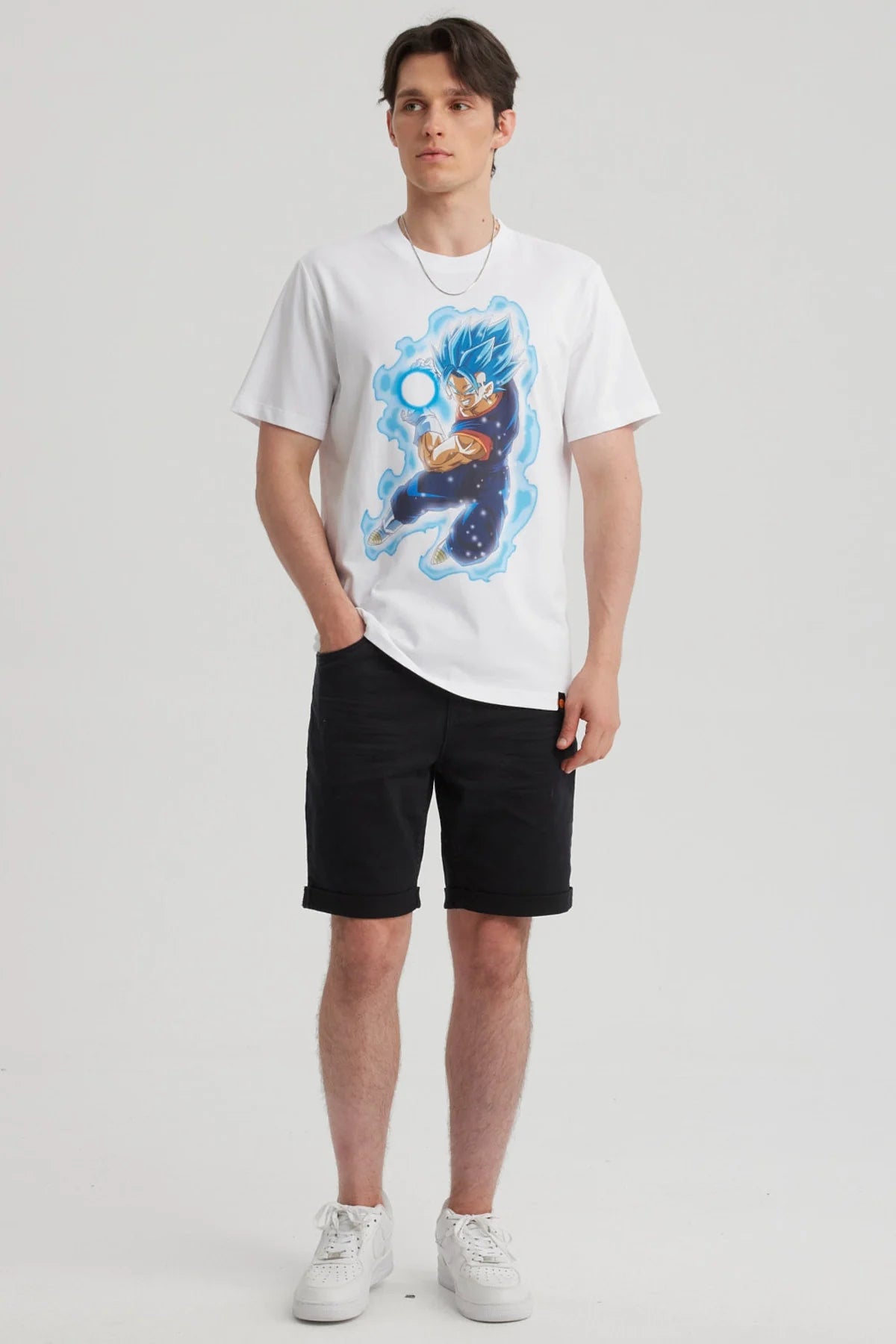 Polera blanca de Dragon Ball con ilustración vibrante de Vegeta en su forma Super Saiyan Blue lanzando una esfera de energía, capturando su poder y determinación.