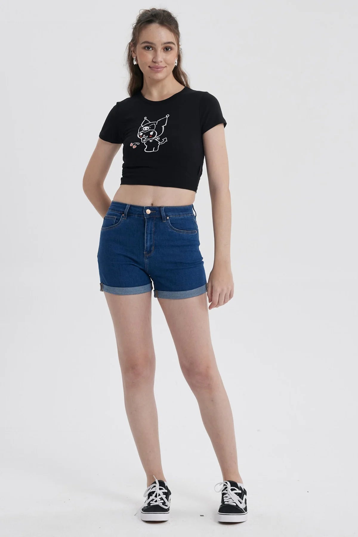 Polera negra de algodón con un diseño minimalista de Kuromi, una traviesa calaverita de Sanrio, mostrando su icónica expresión juguetona y sosteniendo cerezas.
