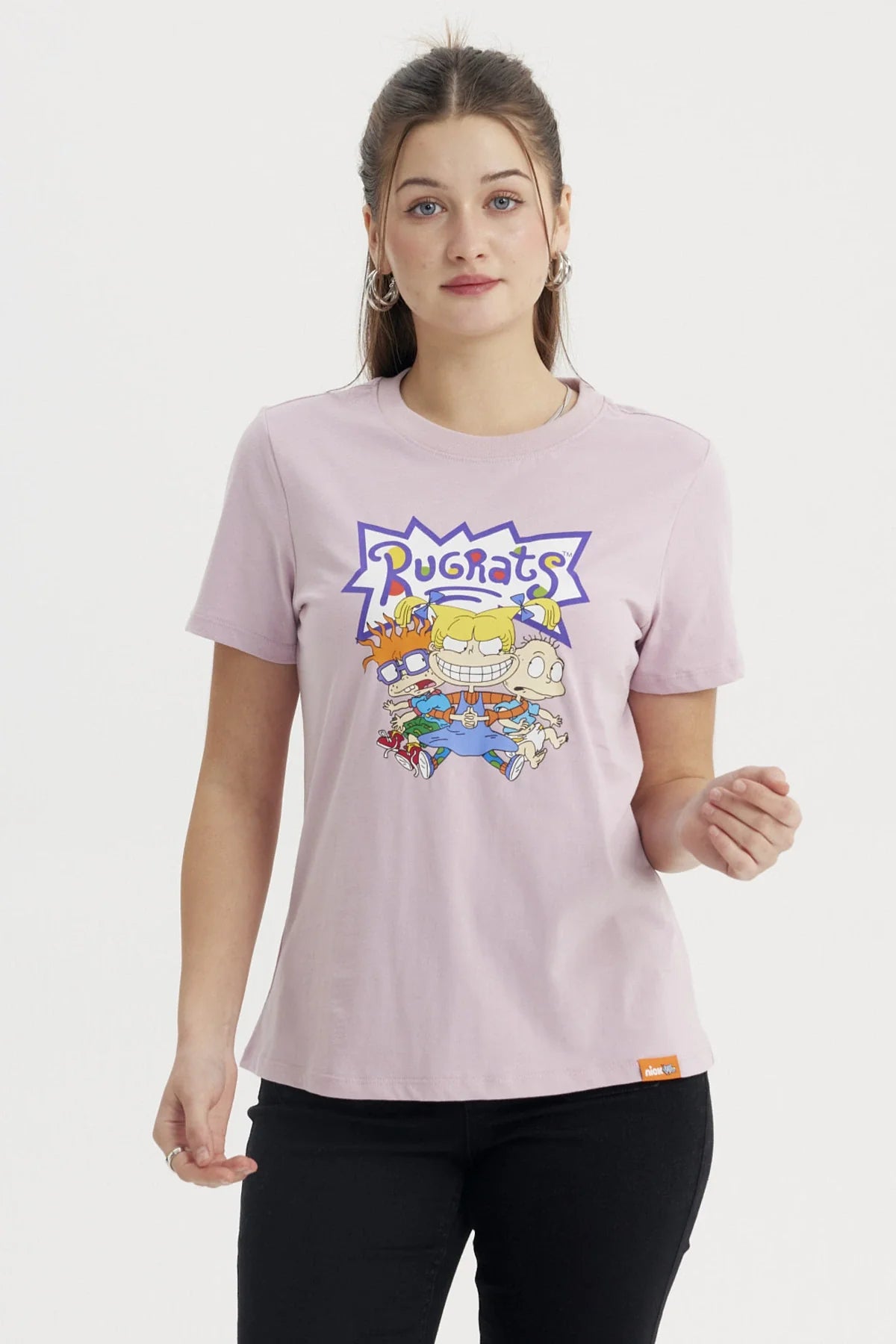 Polera rosada de algodón con estampado colorido de los personajes de Rugrats, mostrando a Tommy, Chuckie y Angelica en una pose divertida, evocando la nostalgia de Nickelodeon.