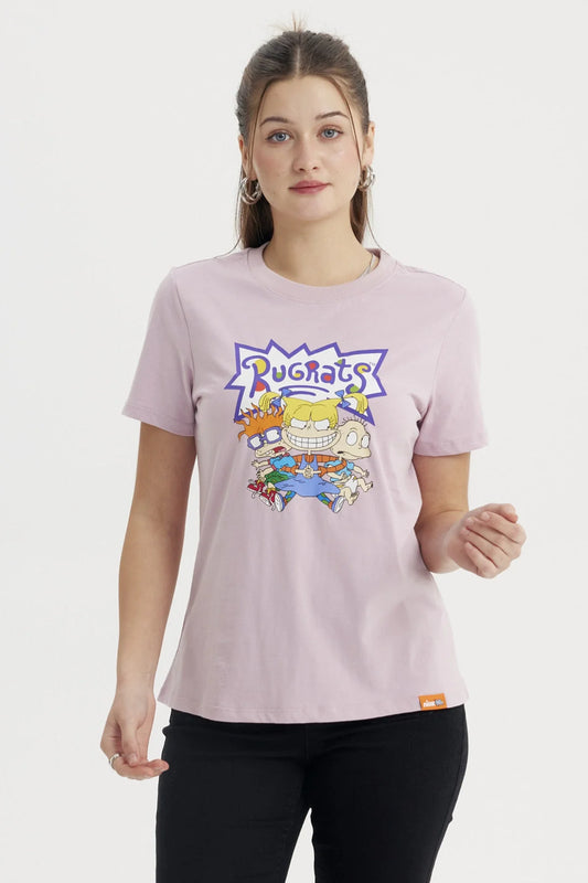Polera rosada de algodón con estampado colorido de los personajes de Rugrats, mostrando a Tommy, Chuckie y Angelica en una pose divertida, evocando la nostalgia de Nickelodeon.