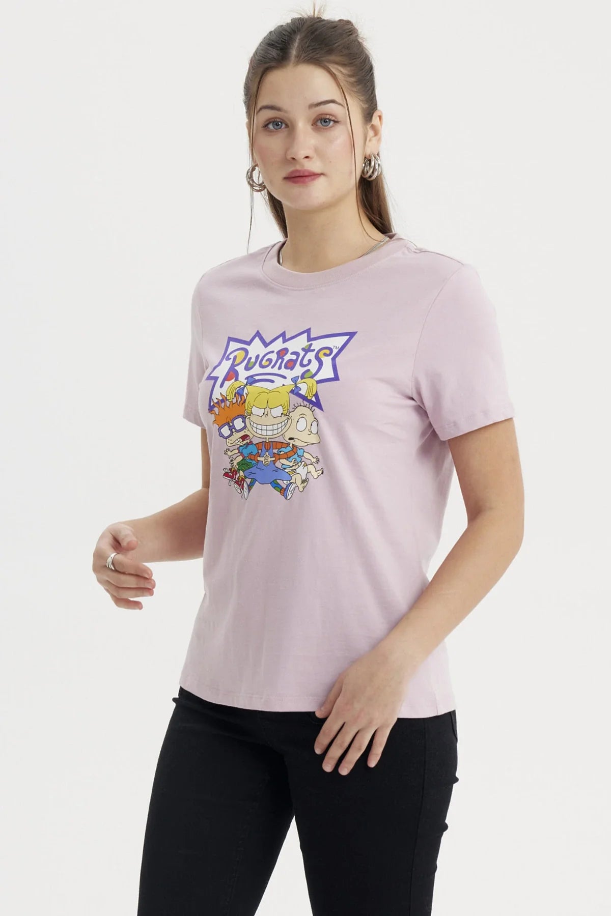 Polera rosada de algodón con estampado colorido de los personajes de Rugrats, mostrando a Tommy, Chuckie y Angelica en una pose divertida, evocando la nostalgia de Nickelodeon.