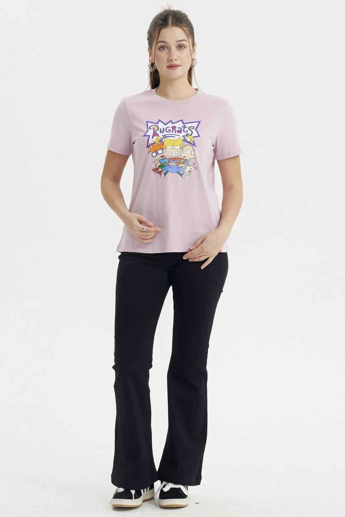 Polera rosada de algodón con estampado colorido de los personajes de Rugrats, mostrando a Tommy, Chuckie y Angelica en una pose divertida, evocando la nostalgia de Nickelodeon.