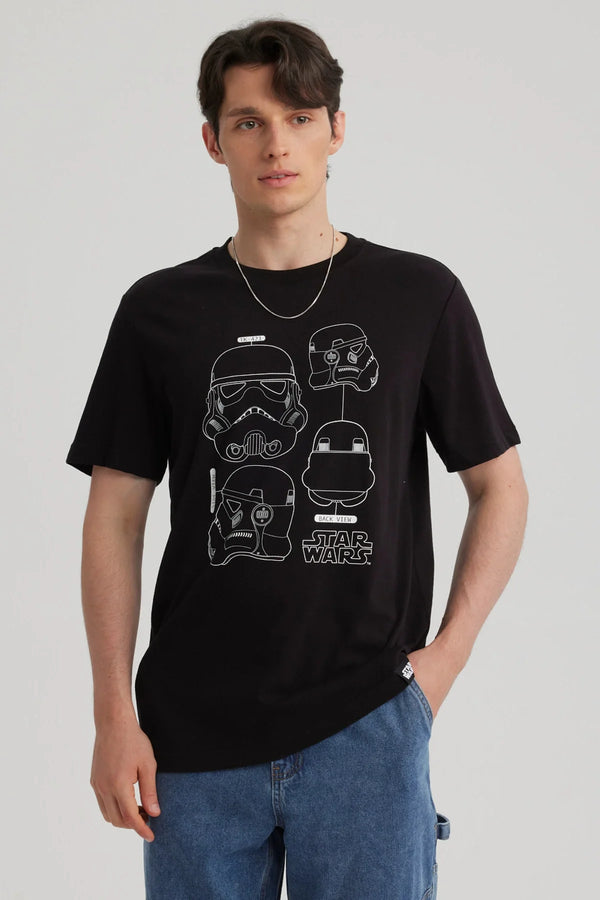 Polera negra de algodón con ilustraciones en blanco de cascos de Stormtrooper en diferentes ángulos, destacando el logo de Star Wars en la parte inferior.