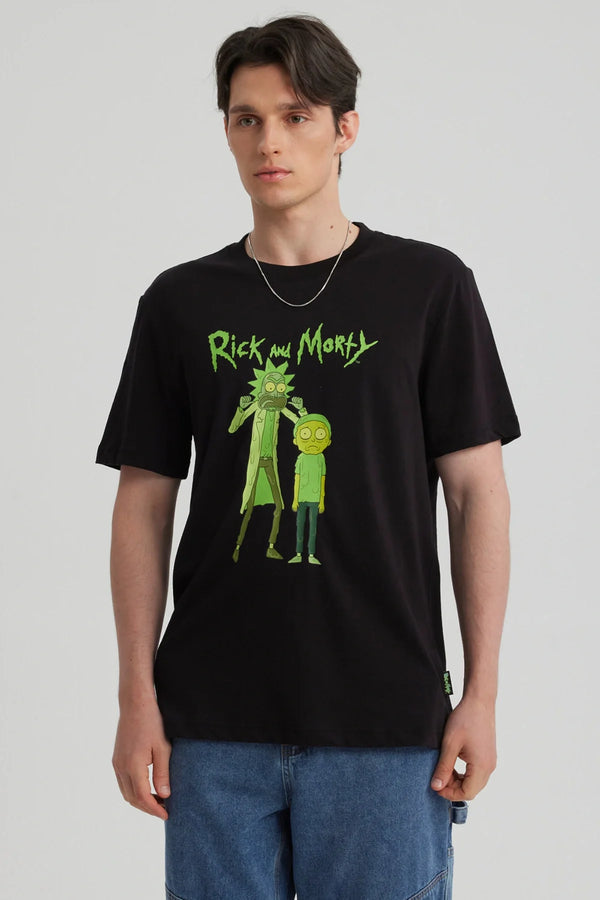 Polera negra de algodón con ilustración de Rick y Morty en verde, mostrando a Rick con su expresión característica y Morty luciendo asustado, ideal para fans de la serie.