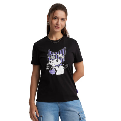 Polera negra de algodón con estampado de Kuromi, un personaje de Sanrio, que sostiene rosas moradas y presenta un diseño de rayas púrpuras en su gorro.