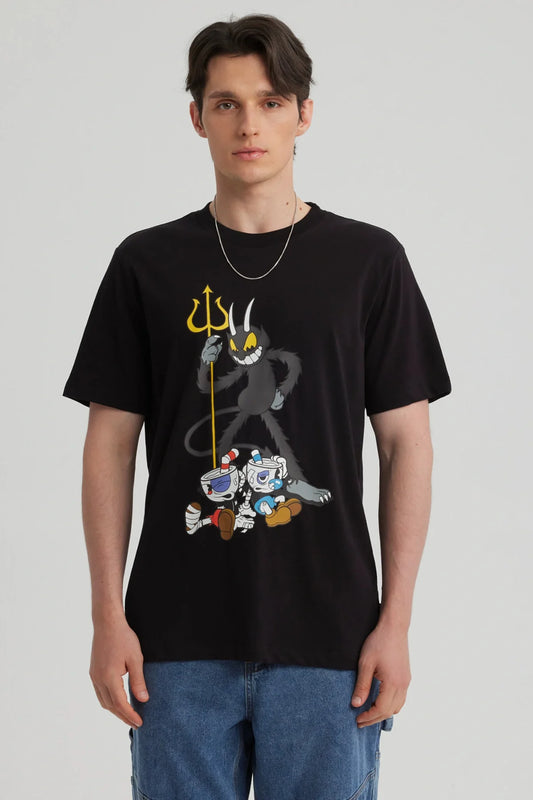 Polera negra de Cuphead con ilustración vibrante de Cuphead y Mugman en poses desafiantes junto a un villano oscuro, resaltando su espíritu aventurero.