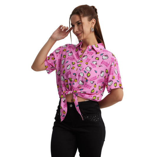Camisa rosada de Hello Kitty con estampado divertido de la icónica gatita y sus amigos en un estilo vibrante y alegre, perfecta para los fans de Sanrio.