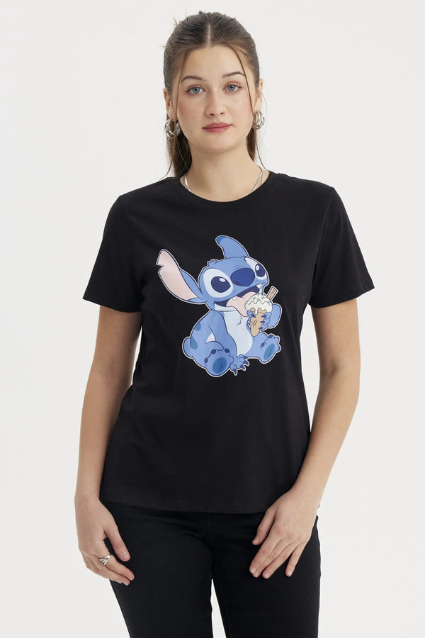 Polera negra de algodón con ilustración de Stitch, el adorable extraterrestre de Disney, disfrutando un helado, ideal para los fans de Lilo & Stitch.