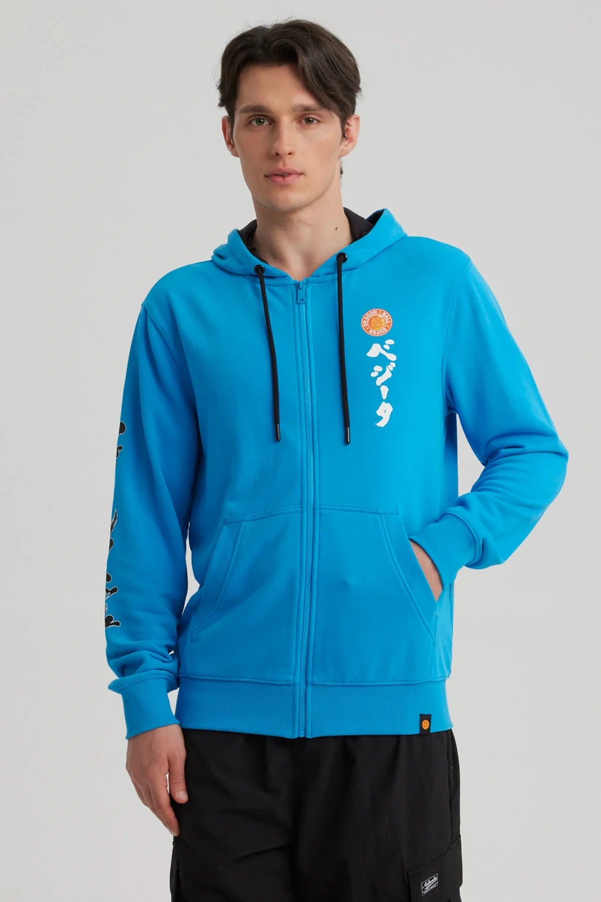 Polerón azul vibrante de Dragon Ball con el logo de Vegeta en el pecho y kanji en blanco, ideal para fans que buscan estilo y comodidad.