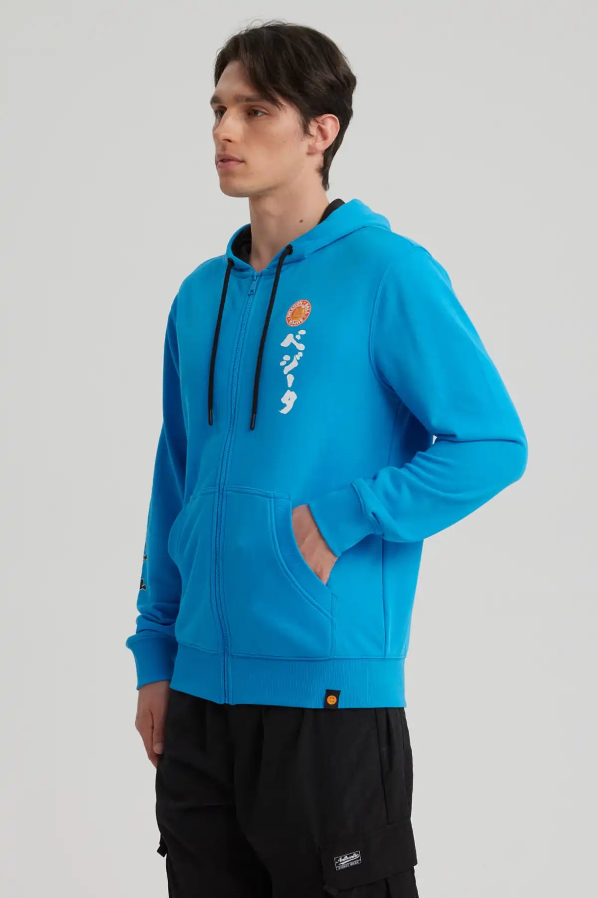 Polerón azul vibrante de Dragon Ball con el logo de Vegeta en el pecho y kanji en blanco, ideal para fans que buscan estilo y comodidad.