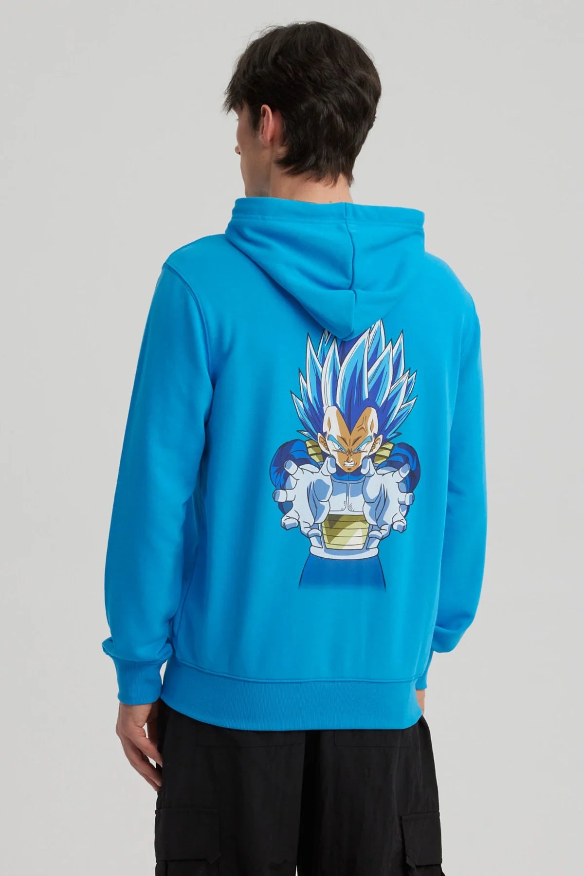 Polerón azul vibrante de Dragon Ball con el logo de Vegeta en el pecho y kanji en blanco, ideal para fans que buscan estilo y comodidad.