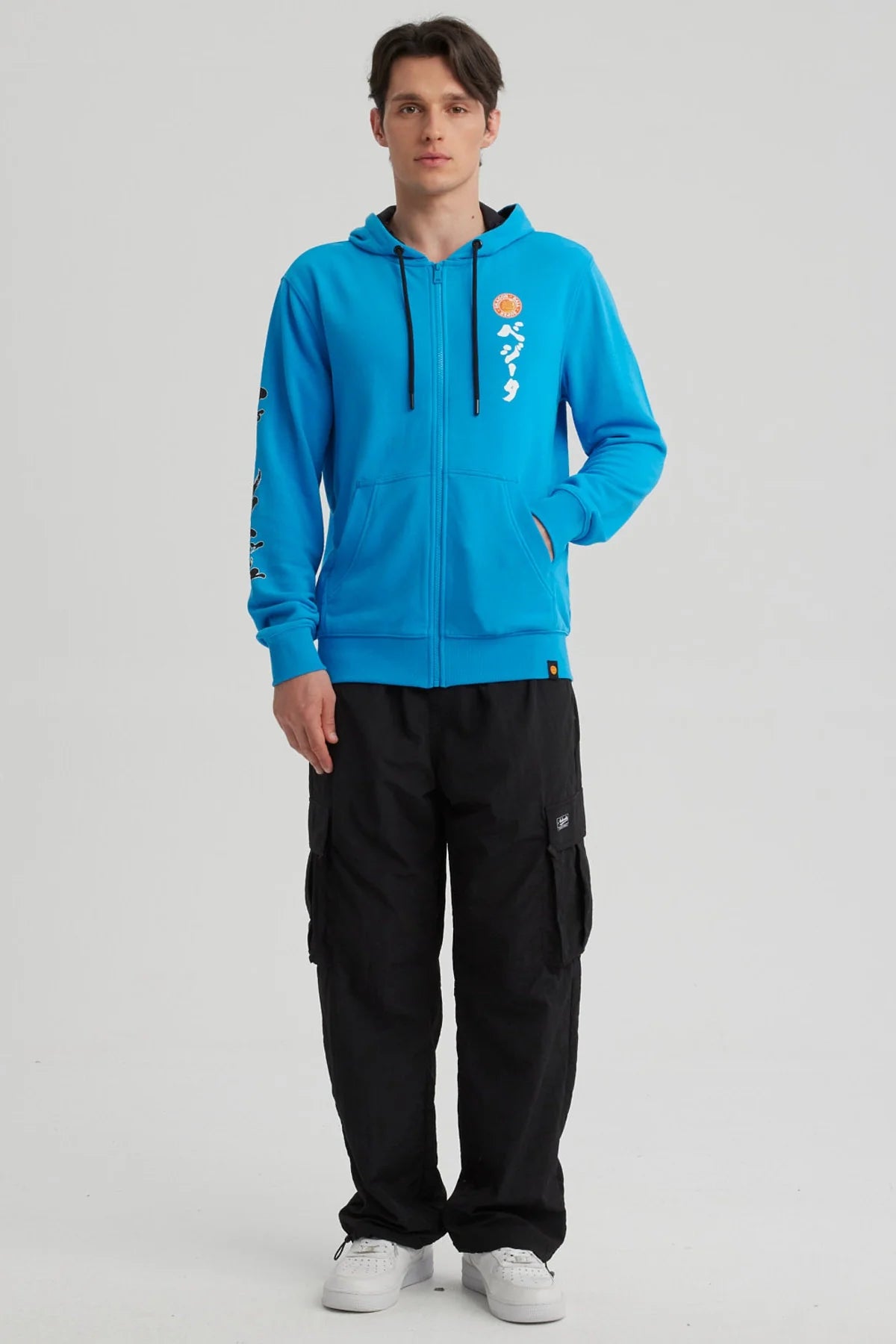 Polerón azul vibrante de Dragon Ball con el logo de Vegeta en el pecho y kanji en blanco, ideal para fans que buscan estilo y comodidad.