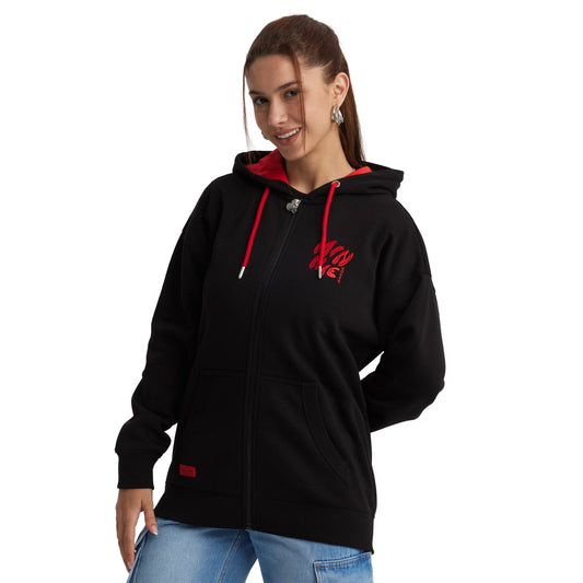 Polerón negro de Minnie Mouse con capucha y detalles en rojo, presenta un diseño moderno y cómodo ideal para los fans de Disney.