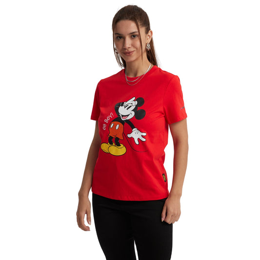 Polera roja de algodón con ilustración de Mickey Mouse en estilo clásico, mostrando su icónica sonrisa y la frase 'Oh Boy!' en un diseño vibrante.