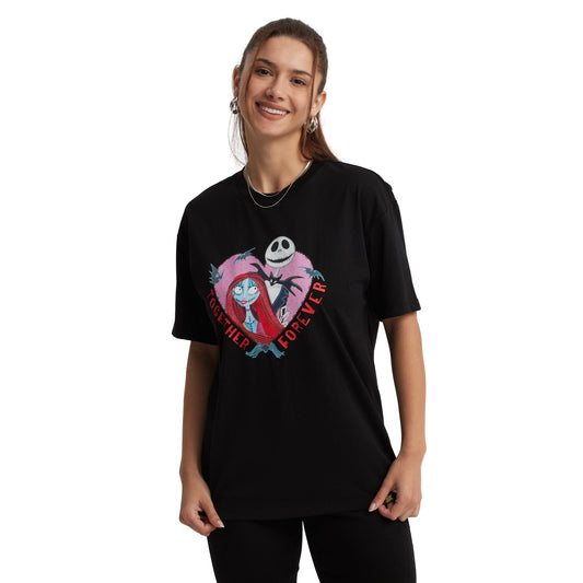 Polera negra de algodón con ilustración de Jack Skellington y Sally en un corazón rosa, acompañada del texto 'TOGETHER FOREVER', inspirada en 'El Extraño Mundo de Jack'.