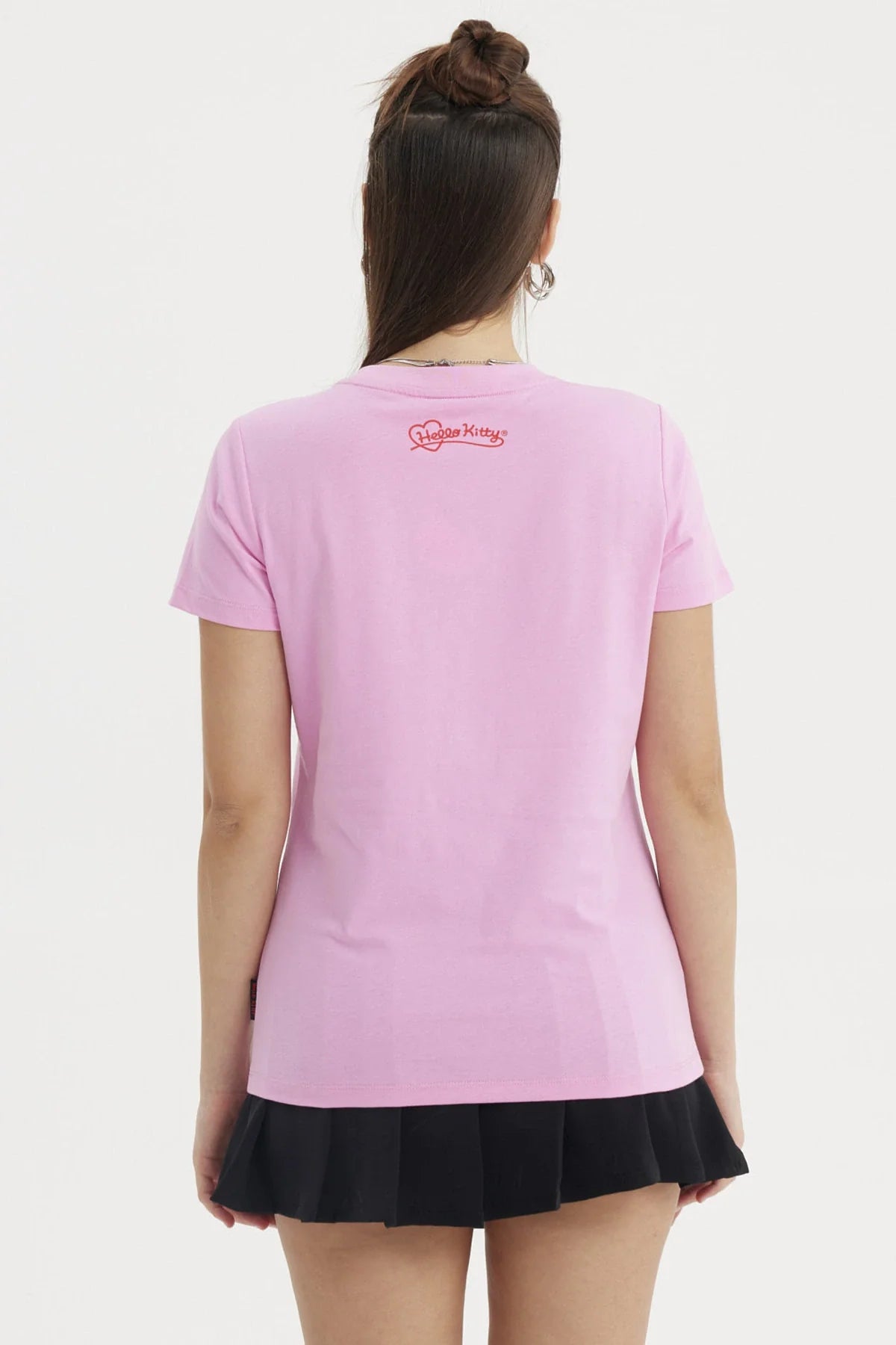 Polera rosada de algodón con ilustración de Hello Kitty en pose adorable, sosteniendo una carta con un corazón, ideal para fans del universo Sanrio.