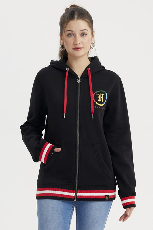 Polerón negro con capucha y cierre, presenta un logo de Hogwarts en colores vibrantes en el pecho, detalles en rojo en puños y cintura, ideal para fans de Harry Potter.