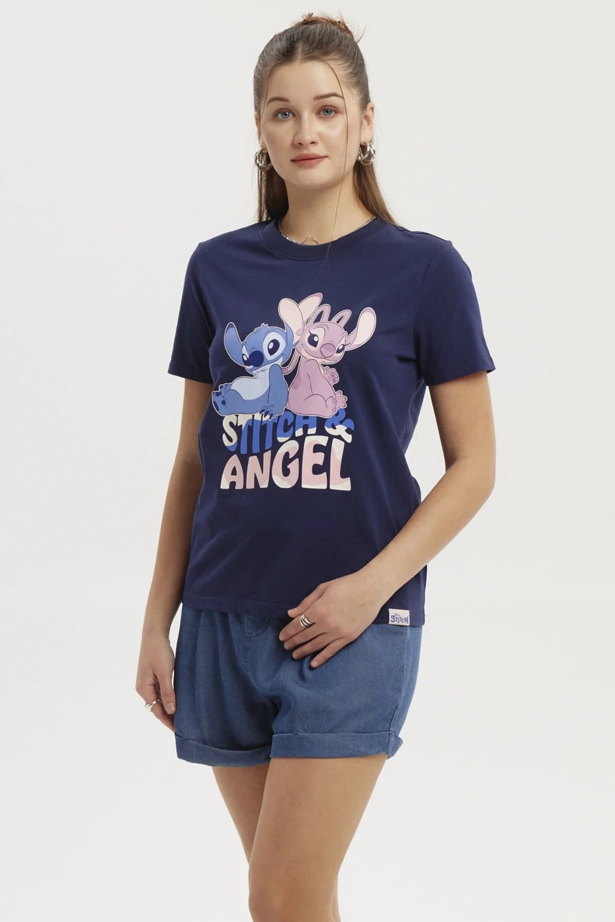 Polera azul con estampado de Stitch y Angel en estilo cartoon, con colores vibrantes y el texto 'STITCH & ANGEL' en el centro, ideal para fans de Disney.