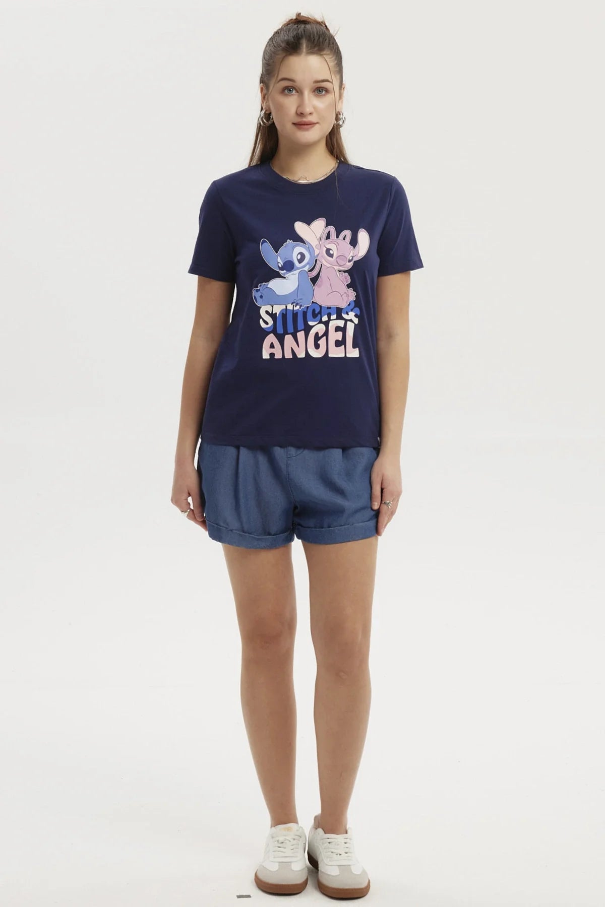 Polera azul con estampado de Stitch y Angel en estilo cartoon, con colores vibrantes y el texto 'STITCH & ANGEL' en el centro, ideal para fans de Disney.