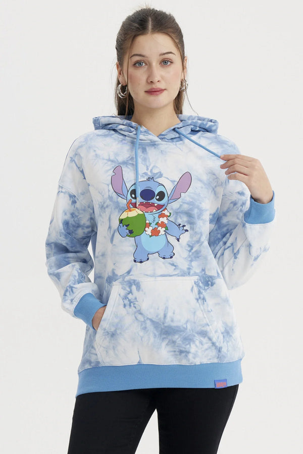 Polerón blanco con efecto tie-dye azul, presenta a Stitch sosteniendo un coco, en un diseño vibrante y divertido que captura la esencia de Lilo & Stitch.
