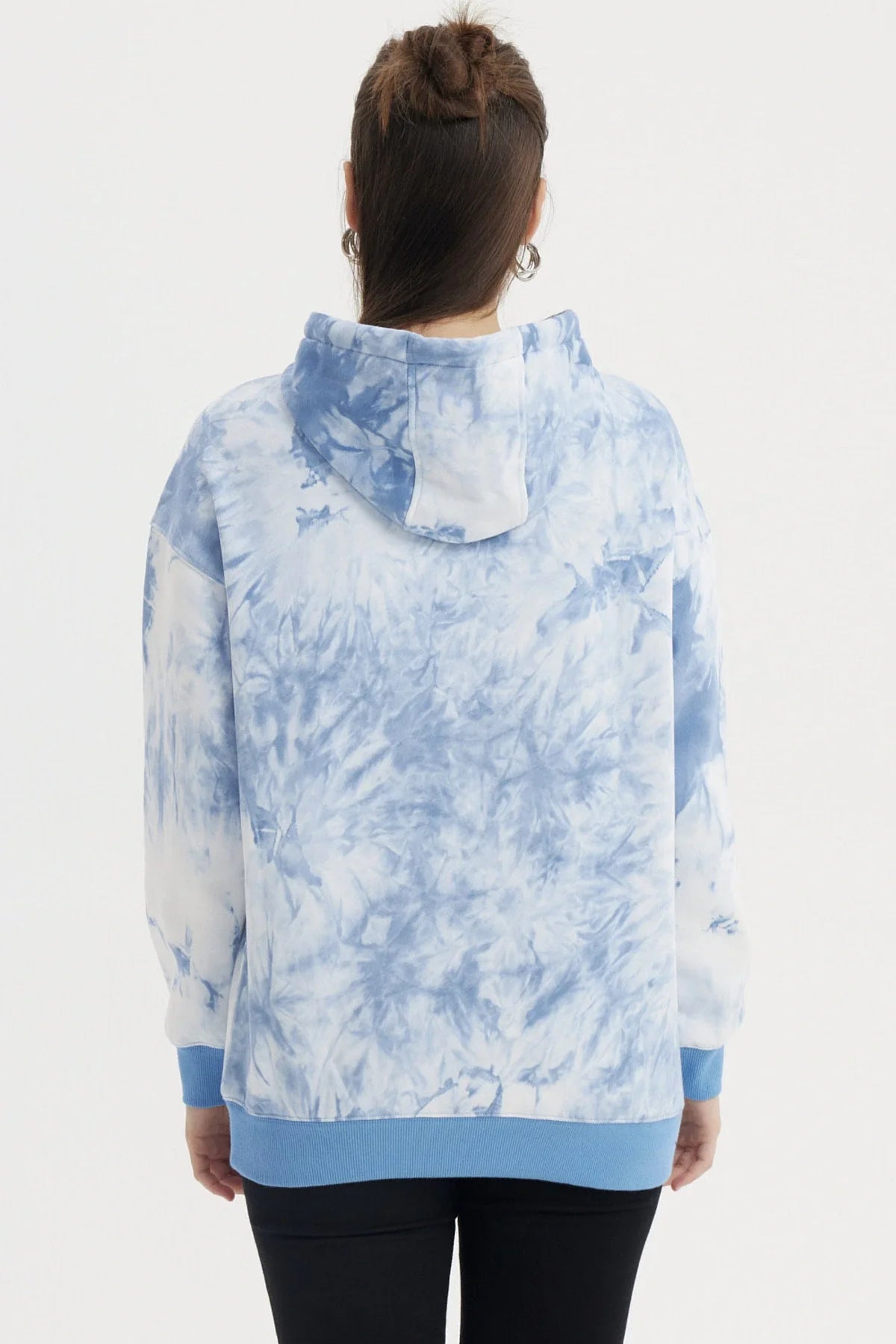 Polerón blanco con efecto tie-dye azul, presenta a Stitch sosteniendo un coco, en un diseño vibrante y divertido que captura la esencia de Lilo & Stitch.
